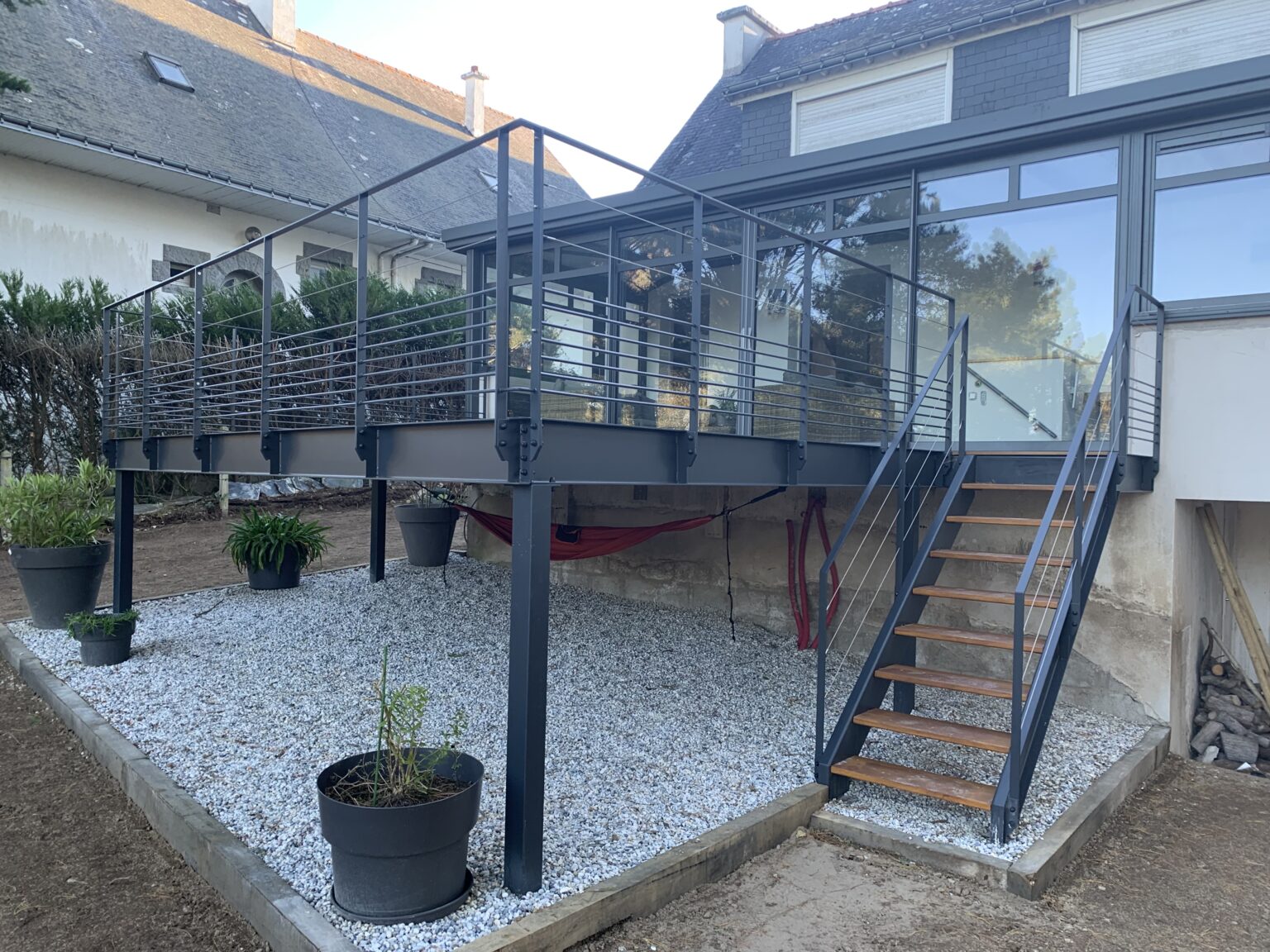 Terrasse métallique sur pilotis sur mesure en Bretagne - Fabric'Métal